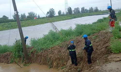 抗擊臺(tái)風(fēng)“利奇馬”現(xiàn)場(chǎng)：搶修傾斜電桿