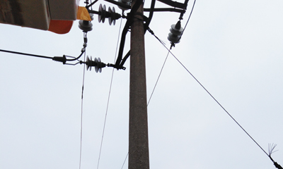 10千伏東園線皂戶(hù)支線祥峰分支線8號(hào)桿帶電拆火打火