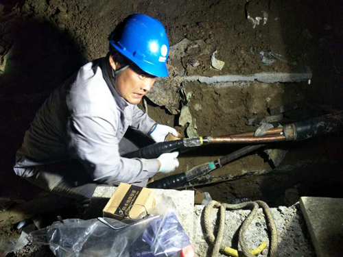 深夜搶修現(xiàn)場(chǎng)