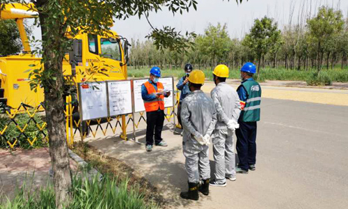 10KV社區(qū)線(xiàn)河135-9＃支線(xiàn)19號(hào)桿帶電作業(yè)