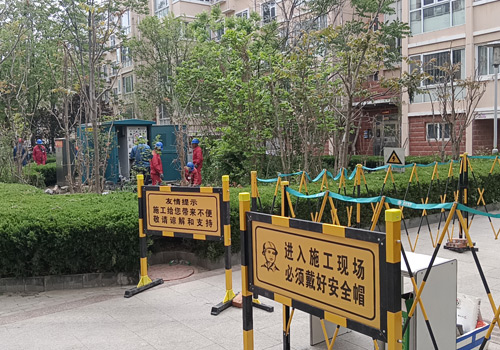 2023年4月24日，東營(yíng)區(qū)菊香園小區(qū)箱式變電站更換現(xiàn)場(chǎng)