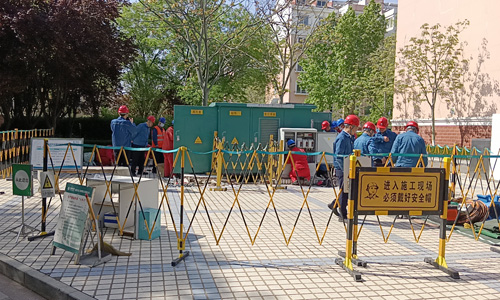 2023年4月26日，東營(yíng)區(qū)新區(qū)竹香園更換箱式變電站現(xiàn)場(chǎng)