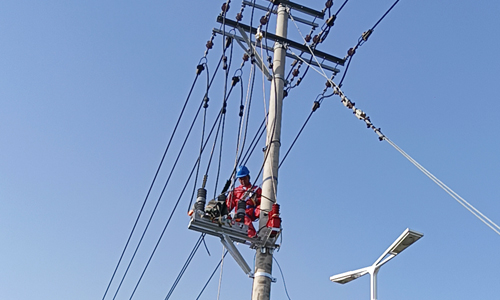 5月12日，10kV萬五乙線開關(guān)更換工程現(xiàn)場(chǎng)