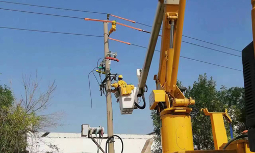 10kV光伏Ⅱ線工業(yè)園乙支線帶電作業(yè)操作現(xiàn)場