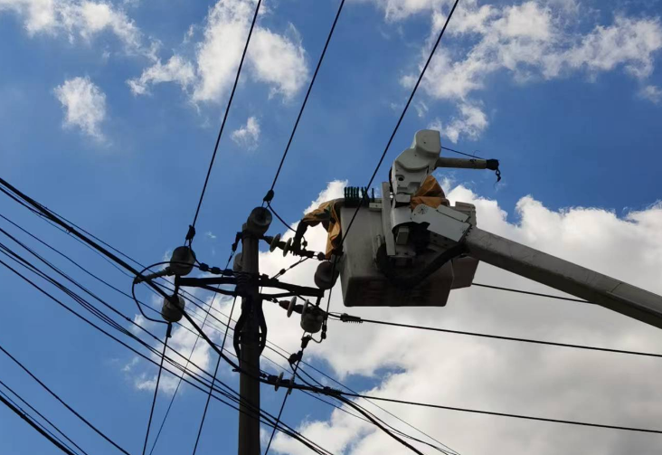 2024年9月22日，勝園供電所市區(qū)線(xiàn)工商局支線(xiàn)02號(hào)桿帶電處理中項(xiàng)導(dǎo)線(xiàn)放電故障，絕緣包裹導(dǎo)線(xiàn)及金具。