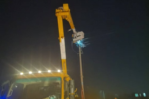 2024年12月31日，10kV東營(yíng)線(xiàn)001#桿帶電更換刀閘