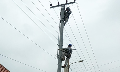 “微雨燕雙飛”———毛毛秋雨中的東范臺(tái)區(qū)表箱安裝現(xiàn)場(chǎng)