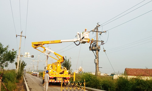 立業(yè)不易，只爭(zhēng)朝夕。華昌公司10kV方家線絕緣化改造工程施工現(xiàn)場(chǎng)。