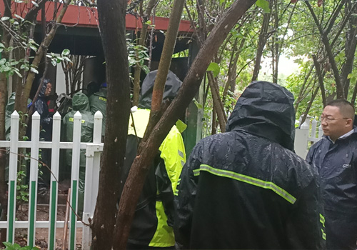 2021年7月29日,華昌電力積極參與臺風(fēng)“煙花”的應(yīng)急處理,做好抗災(zāi)保電工作,致敬所有在風(fēng)雨中的逆行者!雖已淋漓不堪,但求萬家升平!