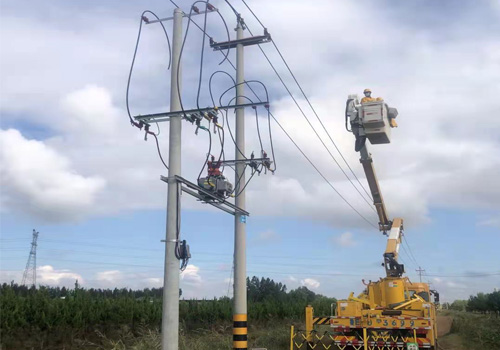 2021年9月17日，10kV王崗線帶電直線桿改耐張桿并加裝開(kāi)關(guān)工作現(xiàn)場(chǎng)