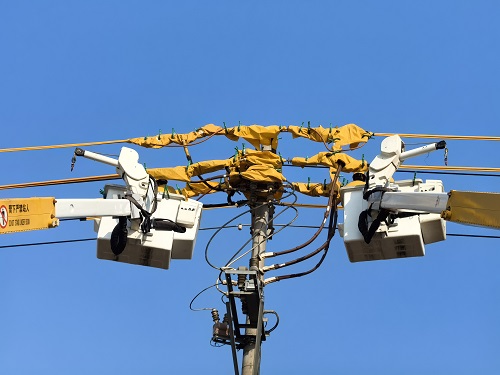 2025年12月9日，學(xué)南2線(xiàn)12號(hào)桿帶電負(fù)荷更換柱上開(kāi)關(guān)